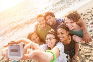 millennial-group-selfie